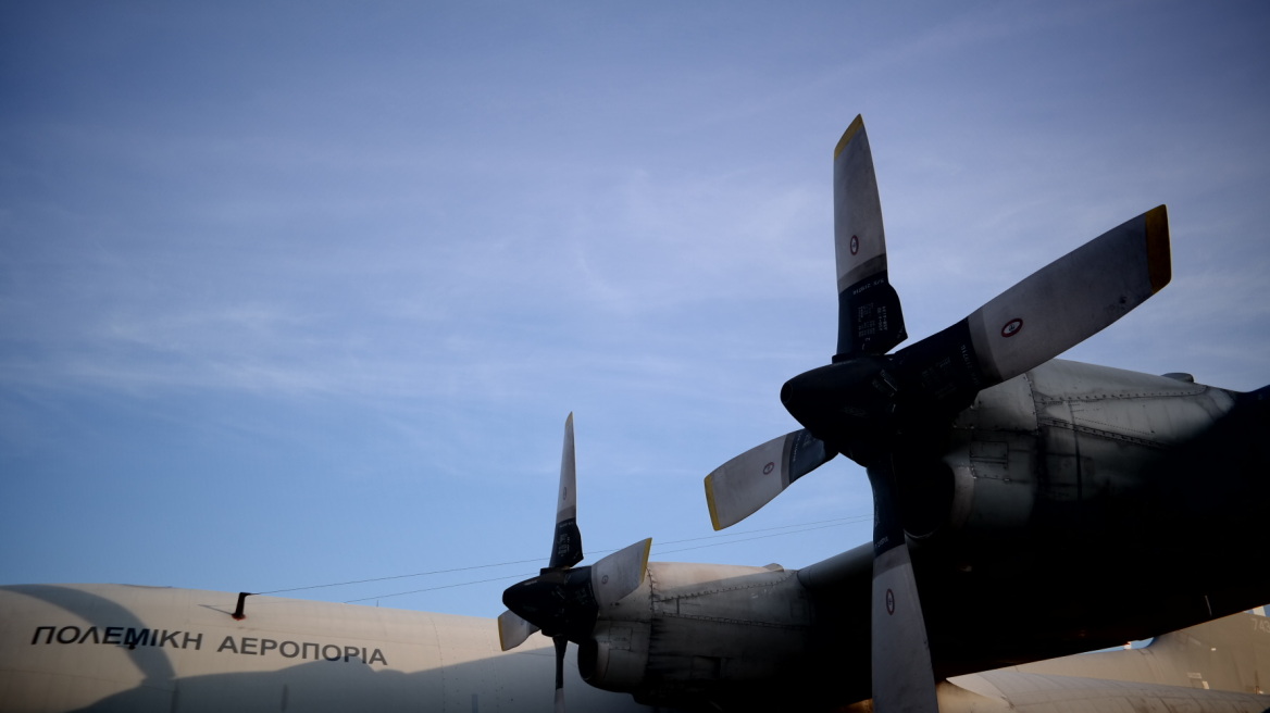 Στη Λάρνακα το C-130 που θα φέρει στην Ελλάδα 60 Κύπριους πυροσβέστες