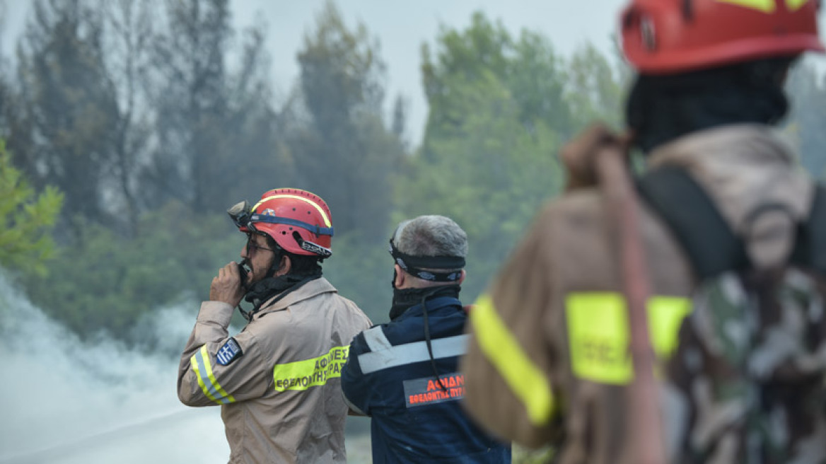 Πυροσβέστες καταγγέλλουν: Με τους ίδιους άνδρες σβήνουν φωτιές σε όλη την Ελλάδα