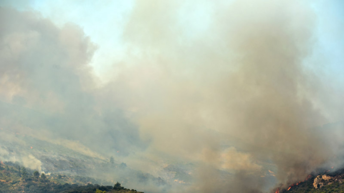 Μαίνεται η μεγάλη φωτιά στην Αττική: Στο Καπανδρίτι η μάχη με τις φλόγες