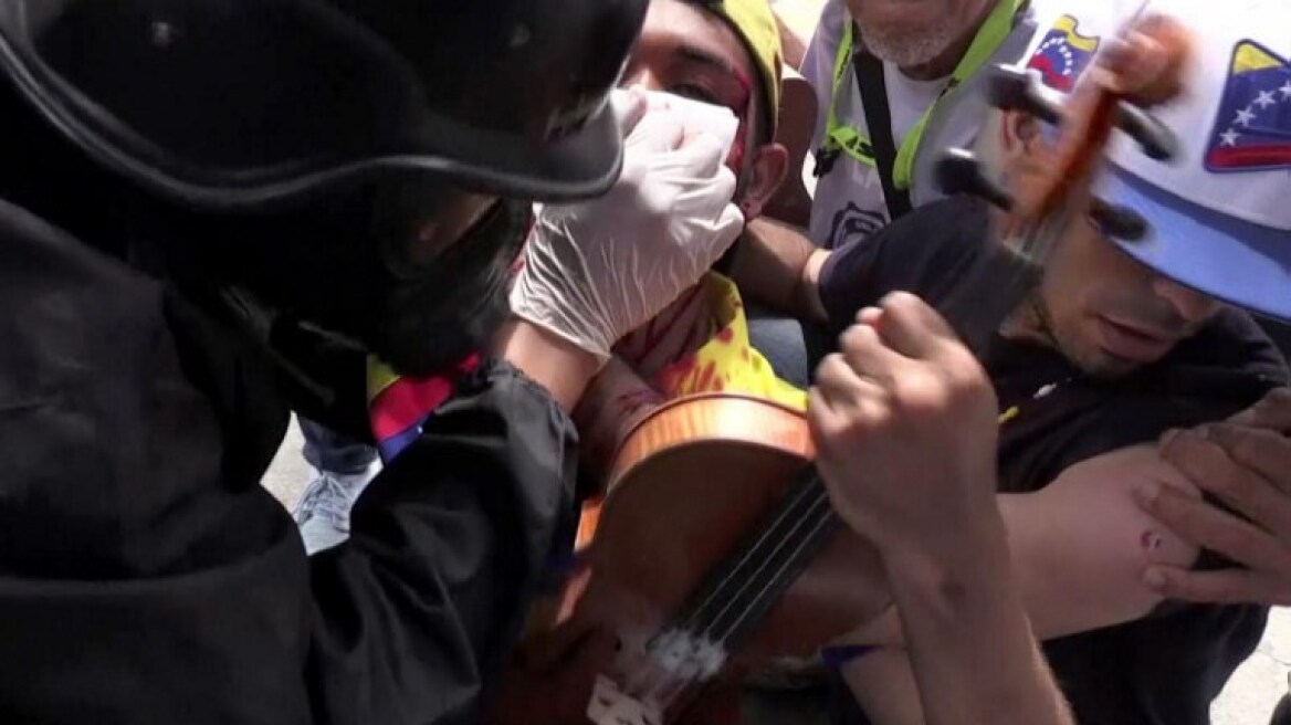 Βενεζουέλα: Ελεύθερος ο διαδηλωτής με το βιολί - Τον χτύπησαν τόσο ώστε να χάσει την ακοή του