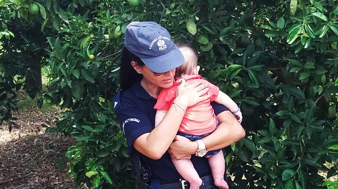 Viral η αστυνομικός που ηρεμεί στην αγκαλιά της μωρό μετά από ατύχημα! 