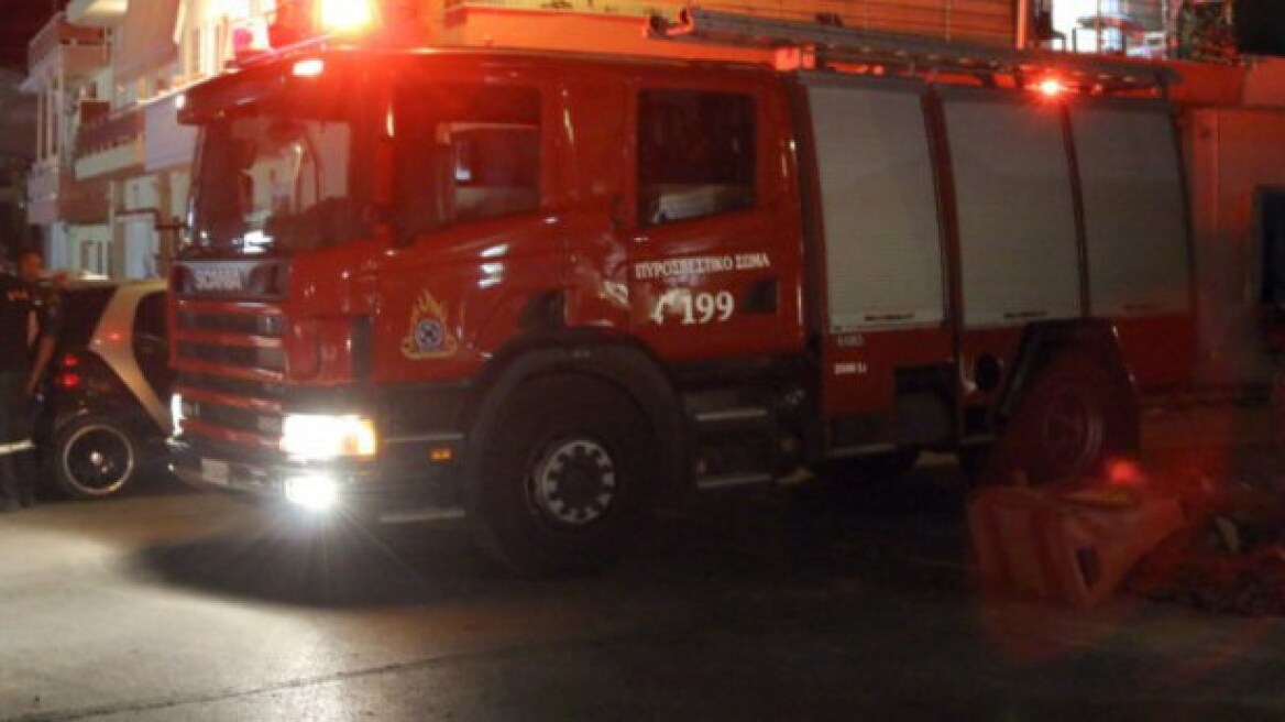 Πήρε φωτιά εν κινήσει λεωφορείο στη Βαρυμπόμπη
