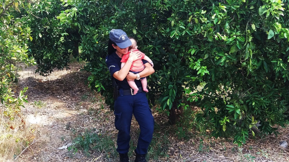 «Το μωρό ήταν έτοιμο να κοιμηθεί», λέει η viral αστυνομικός 