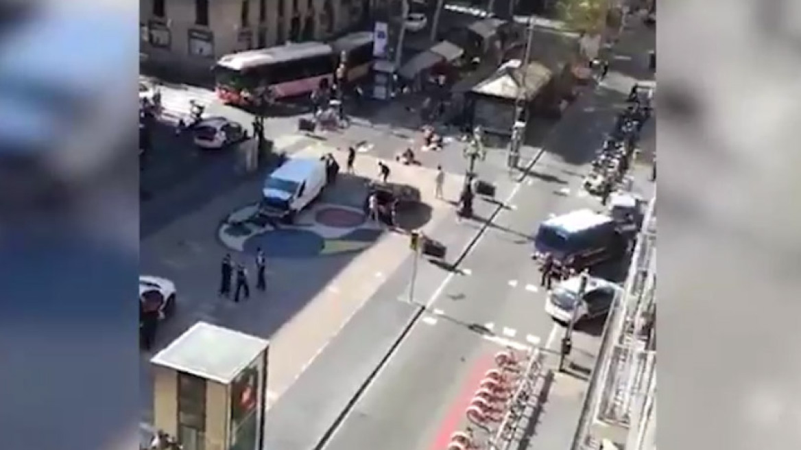 Βίντεο-ντοκουμέντο: Η στιγμή που η αστυνομία περικυκλώνει το λευκό βαν στη Βαρκελώνη