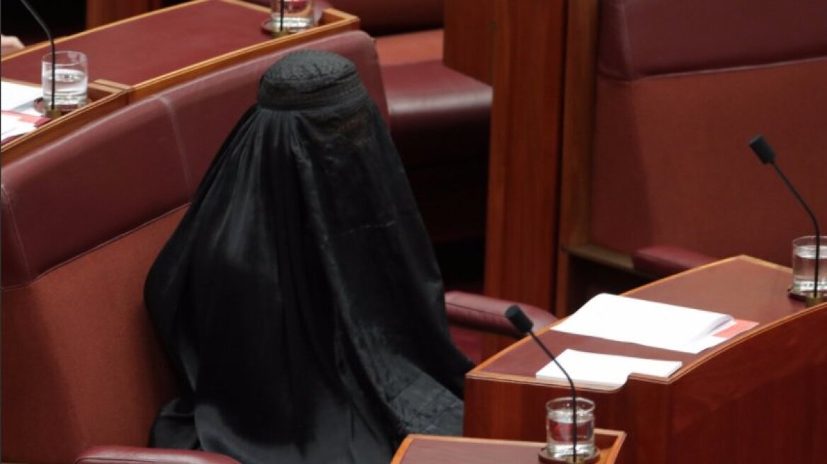 Αυστραλία: Ακροδεξιά βουλευτής εμφανίστηκε με μπούρκα στη Βουλή!