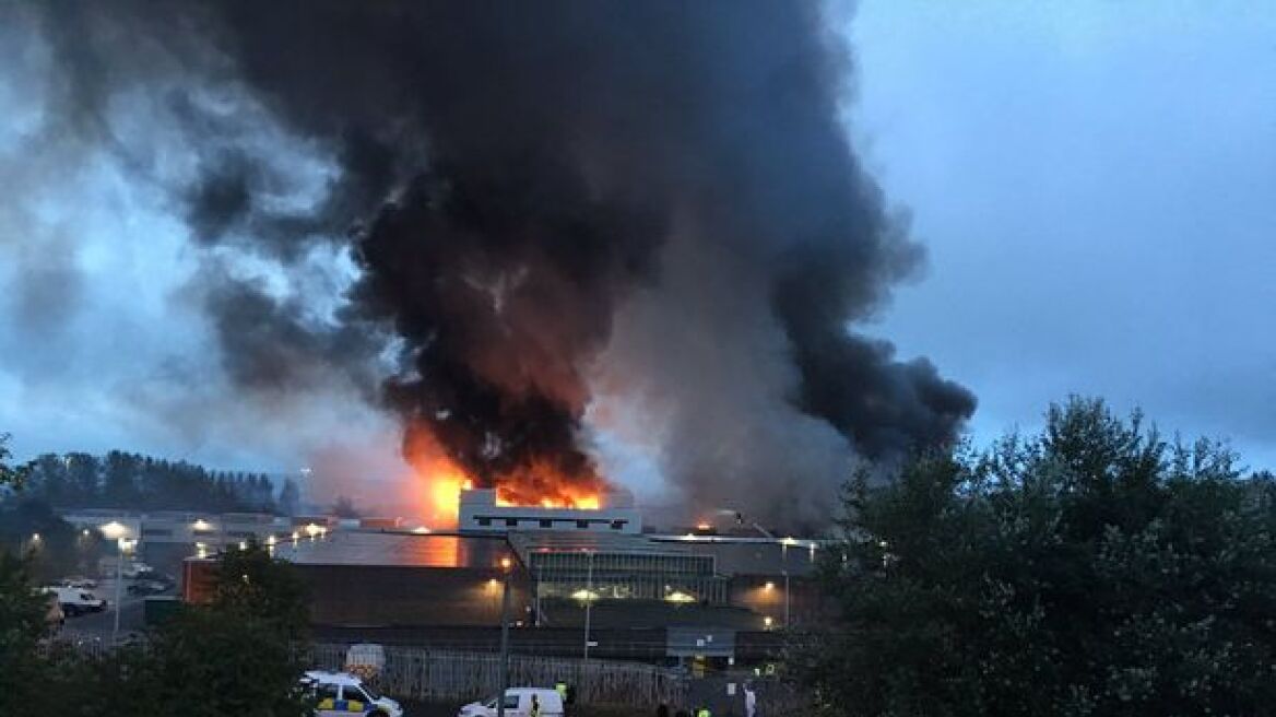 Μεγάλη φωτιά σε κεντρική αγορά φρούτων στη Γλασκώβη μετά από «εκρήξεις»