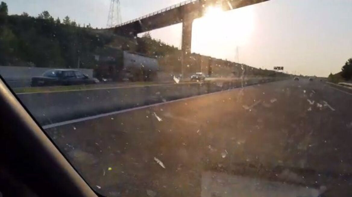 Απίστευτο βίντεο: Οδηγεί ανάποδα επί χιλιόμετρα στην Κορίνθου - Πατρών! 