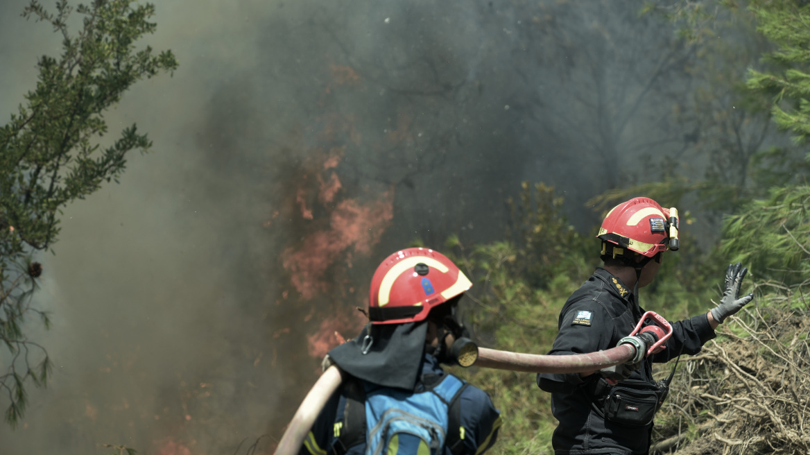 Φωτιές στην Αττική: Σε ύφεση στο Μαρκόπουλο - Υπό μερικό έλεγχο στο Μενίδι 