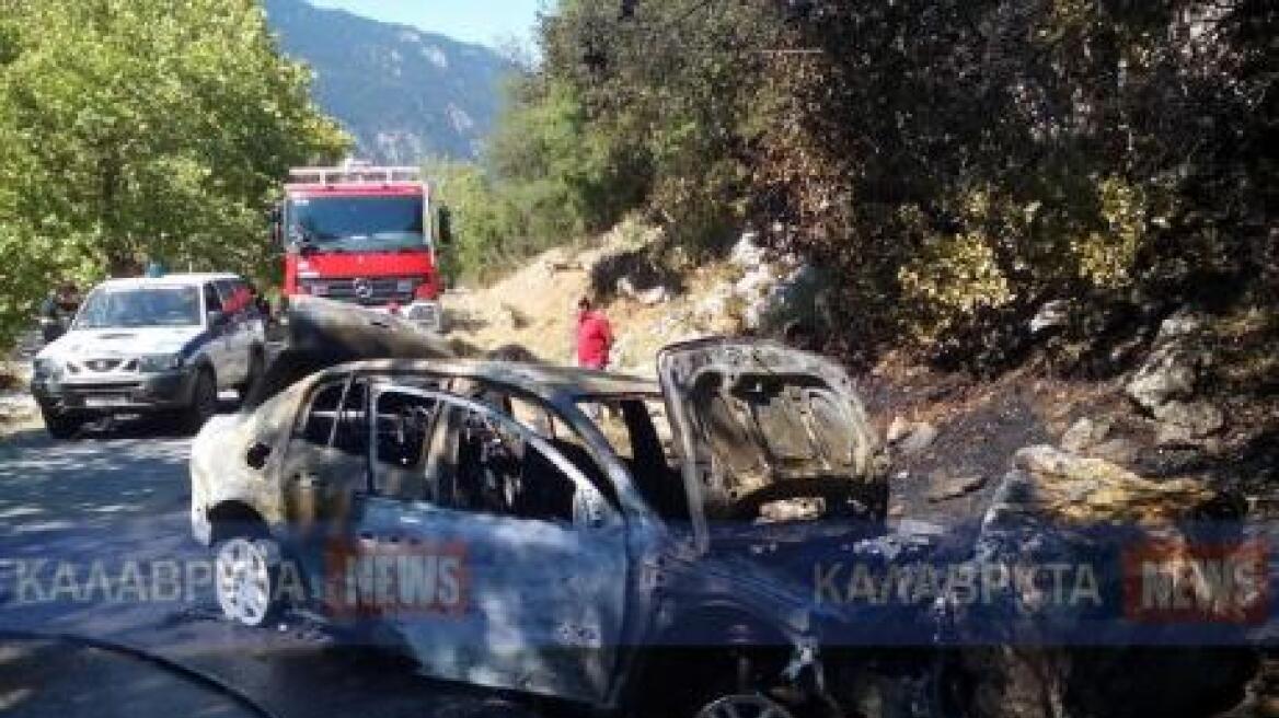 Καλάβρυτα: Αυτοκίνητο κάηκε ολοσχερώς μετά από πρόσκρουση σε βράχο