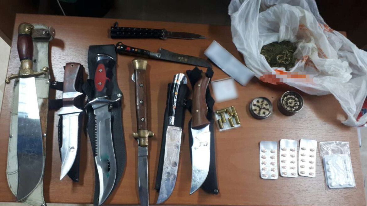 Κομοτηνή: Συνελήφθη 38χρονος με συλλογή από μαχαίρια και ναρκωτικά