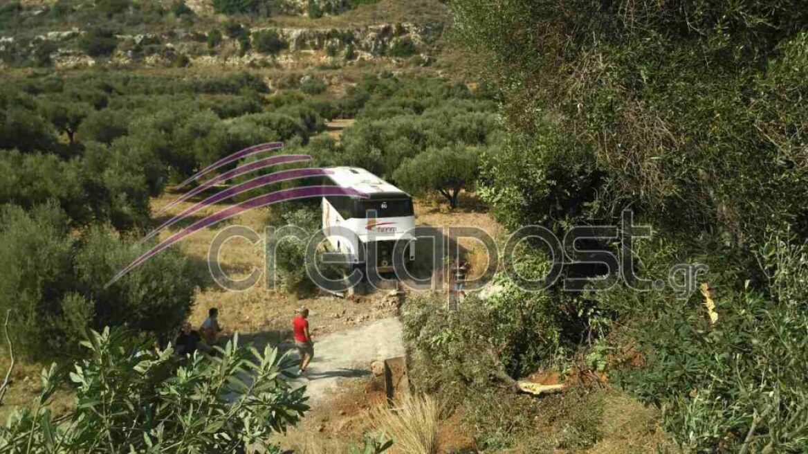 Τροχαίο δυστύχημα στην Κρήτη: Ανετράπη λεωφορείο μετά από σύγκρουση με ΙΧ
