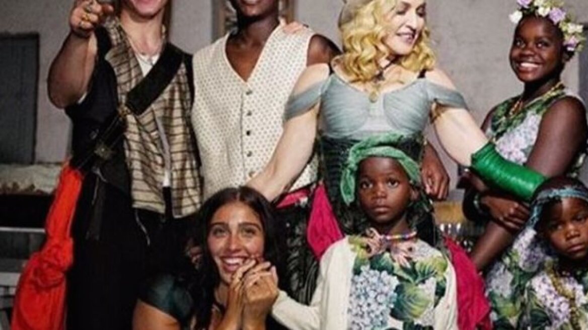 Madonna shares photo with 6 children (picture)