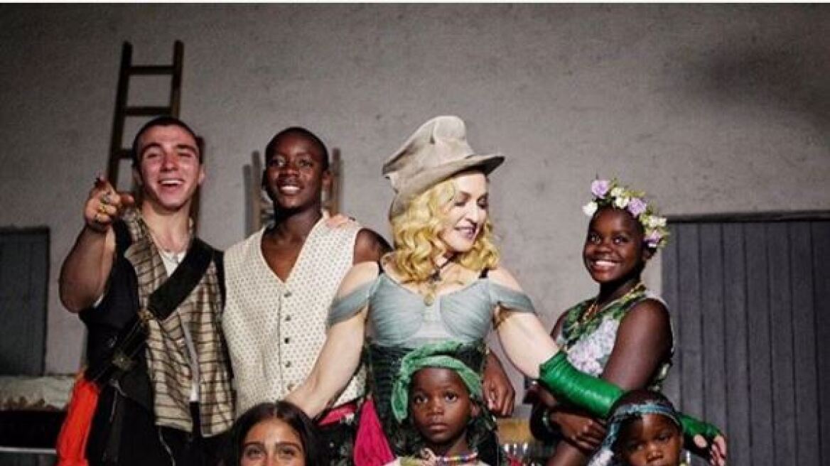 Για πρώτη φορά η Madonna φωτογραφίζεται με τα έξι παιδιά της