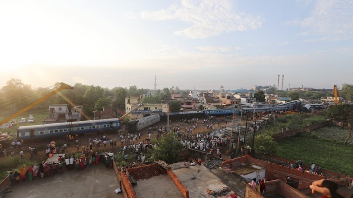 Ινδία: 14 βαγόνια εκτροχιάστηκαν στο τρομερό σιδηροδρομικό δυστύχημα!