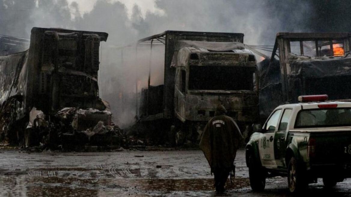 Χιλή: Ιθαγενείς πυρπόλησαν 18 φορτηγά σε πάρκινγκ