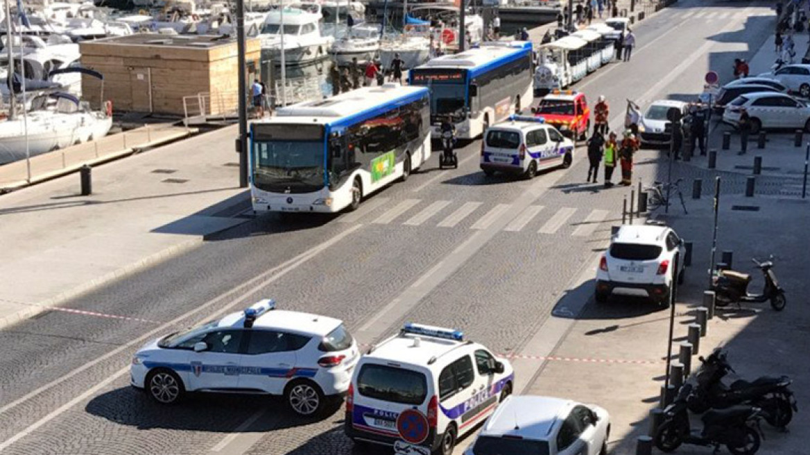 Αυτοκίνητο έπεσε σε δύο στάσεις λεωφορείων στην Μασσαλία - Μία γυναίκα νεκρή