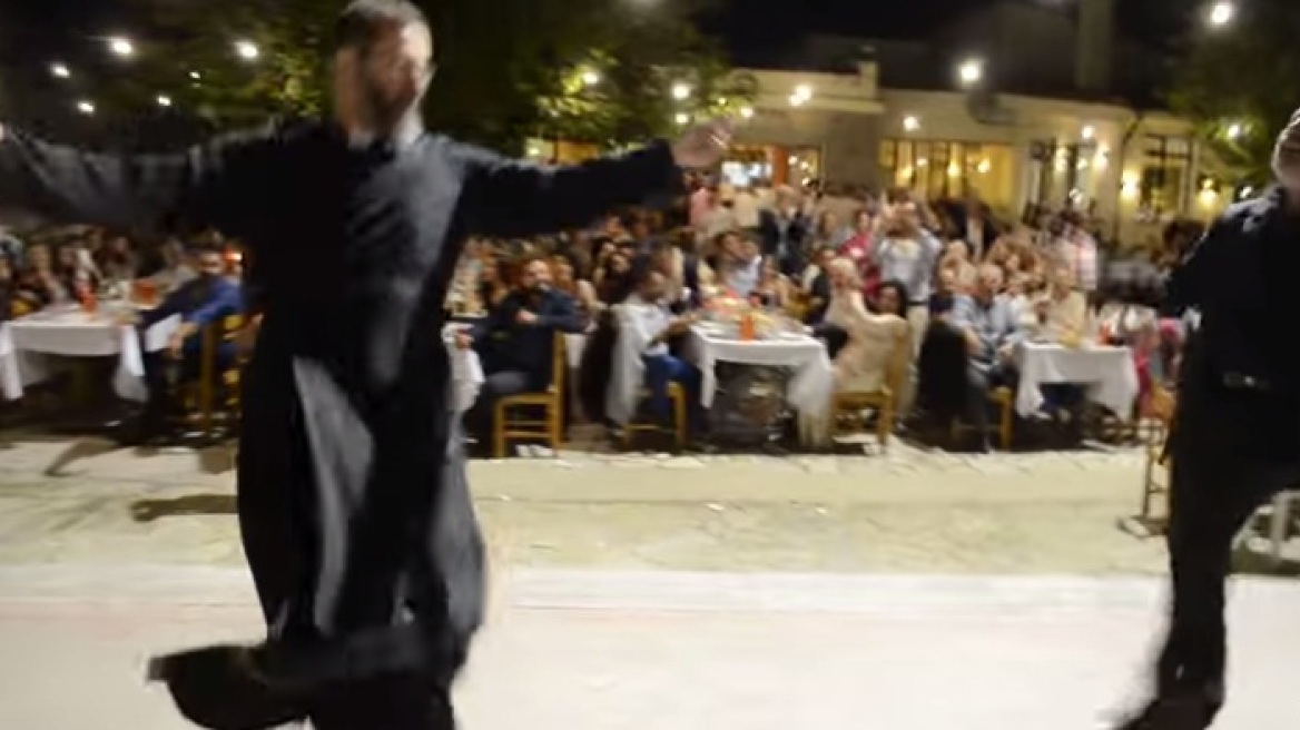 Βίντεο: Αποθεώθηκε Κρητικός ιερέας με το λεβέντικο χορό του 