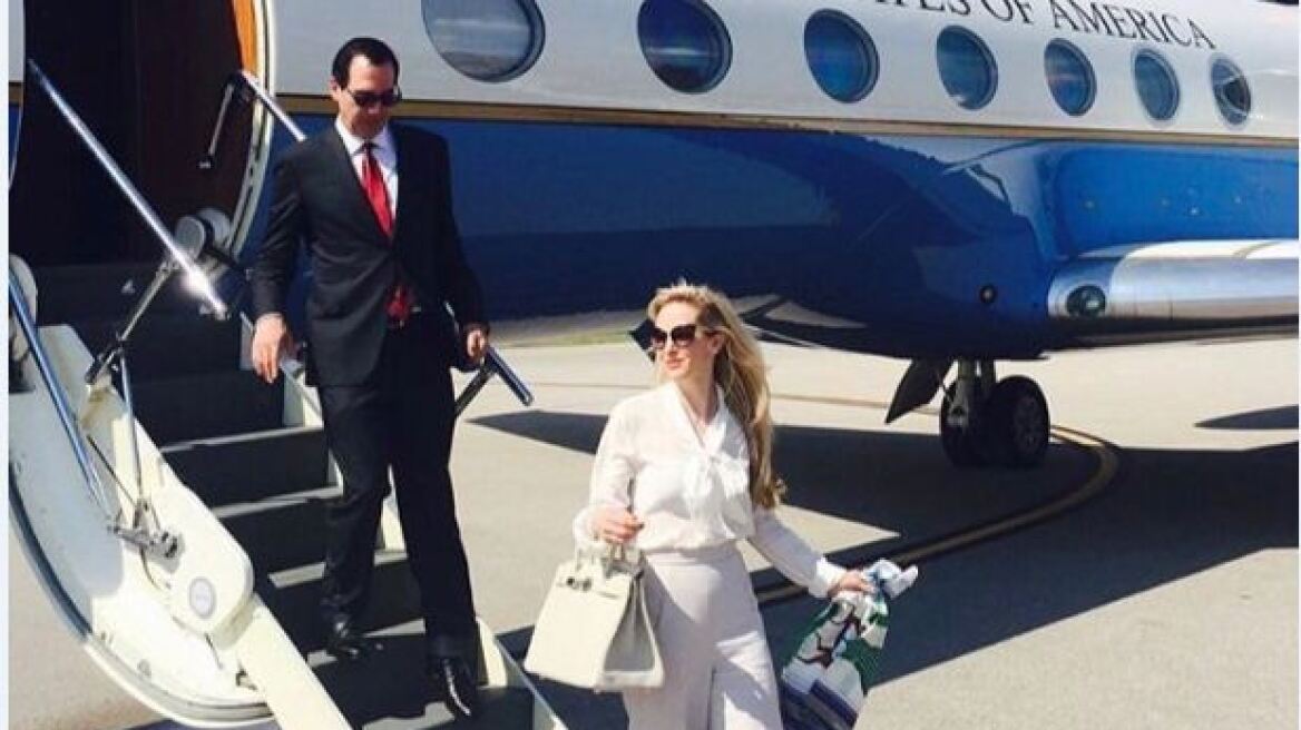 Η κούκλα νέα σύζυγος του υπ. Οικονομικών των ΗΠΑ «ξεκατινιάζεται» στο Instagram