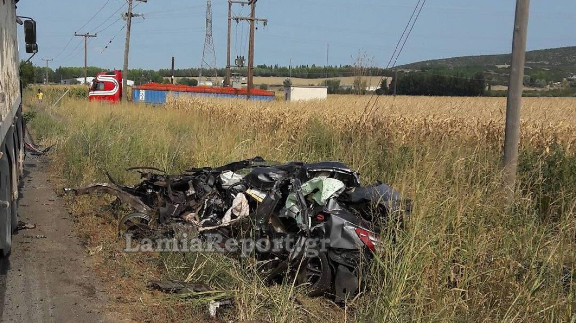 Τροχαίο με έναν νεκρό στη Ριτσώνα - Άμορφη μάζα το ΙΧ που συγκρούστηκε με δύο φορτηγά