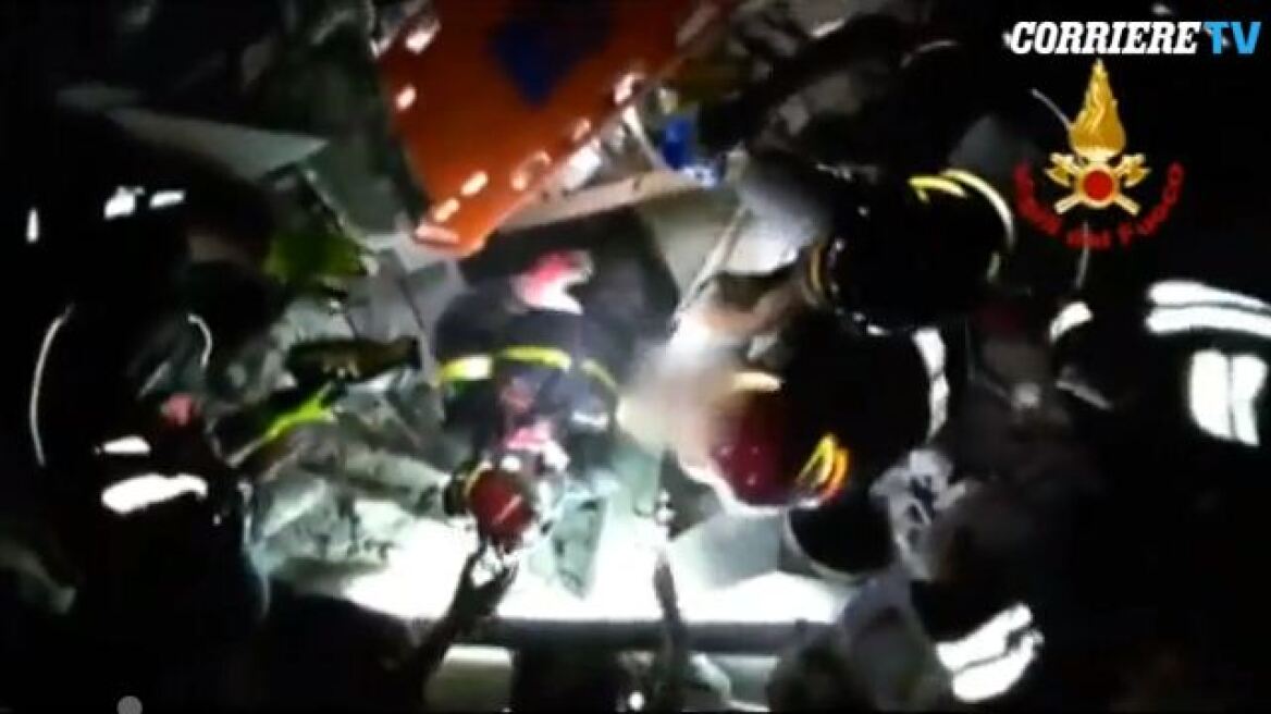 Συγκλονιστικό βίντεο: Πυροσβέστες βγάζουν σώο το επτά μηνών μωρό από τα ερείπια στην Ίσκια