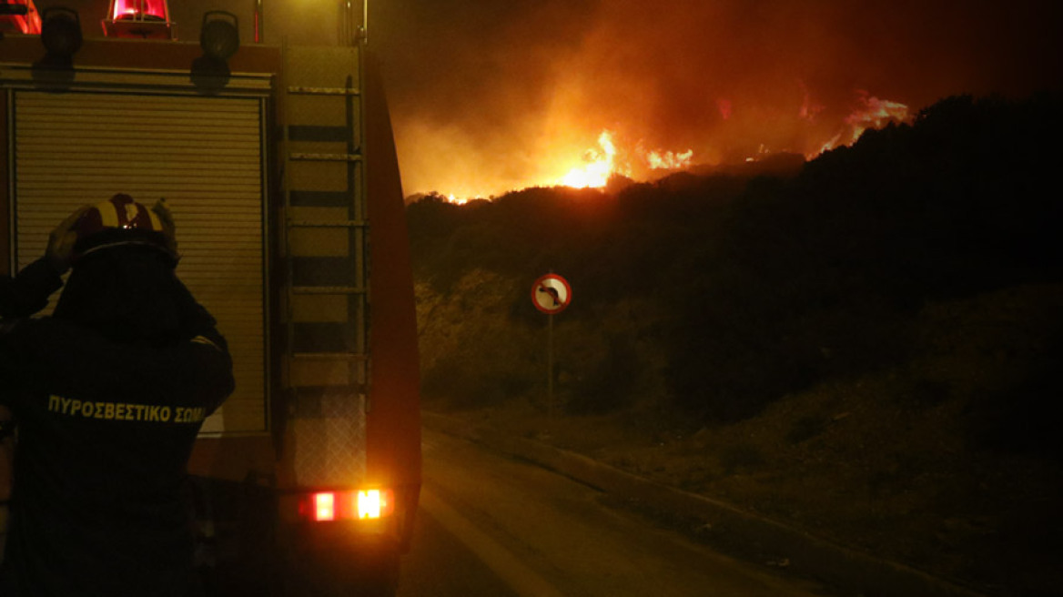 Ανεξέλεγκτη η φωτιά στο Γεράκι Ηλείας - Ακόμα μια δύσκολη νύχτα στη Ζάκυνθο 
