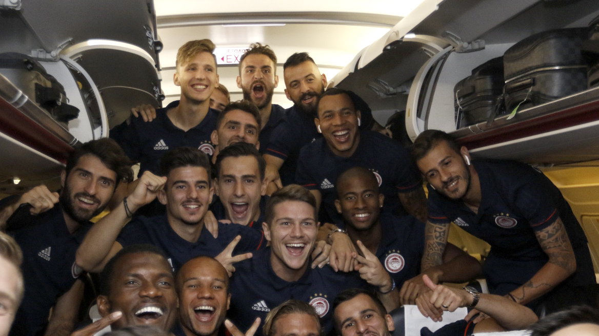 Ολυμπιακός: Πάρτι και χαμόγελα στο αεροπλάνο της πρόκρισης στους ομίλους του Champions League