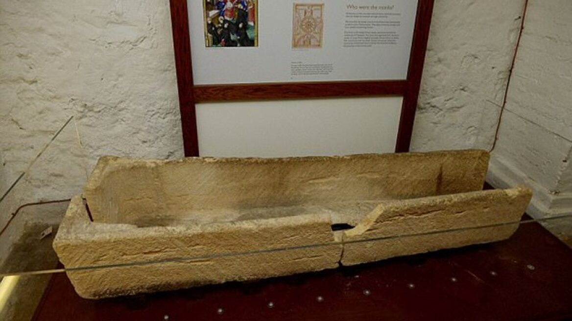 Child breaks 800-year-old coffin (photos)