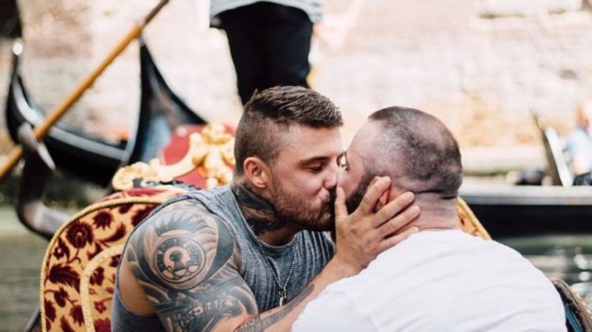 Φωτογραφίες: Body builder έκανε πρόταση γάμου σε πρώην Ολυμπιονίκη σε γόνδολα στη Βενετία!