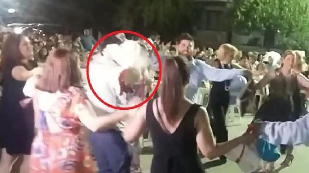 Βίντεο: Σε γάμο στα Τρίκαλα χόρεψαν κρατώντας έναν ζωντανό κόκκορα ανάποδα