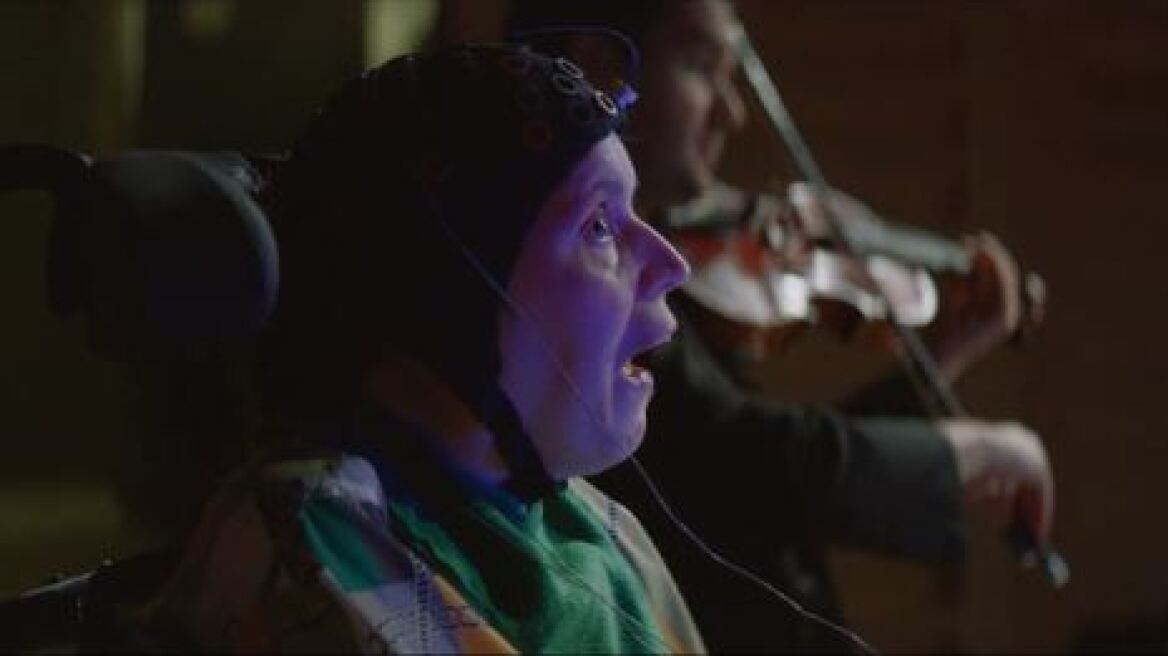 Απίστευτο βίντεο: Ανάπηρη βιολίστρια συνθέτει με τη σκέψη της μετά από 29 χρόνια