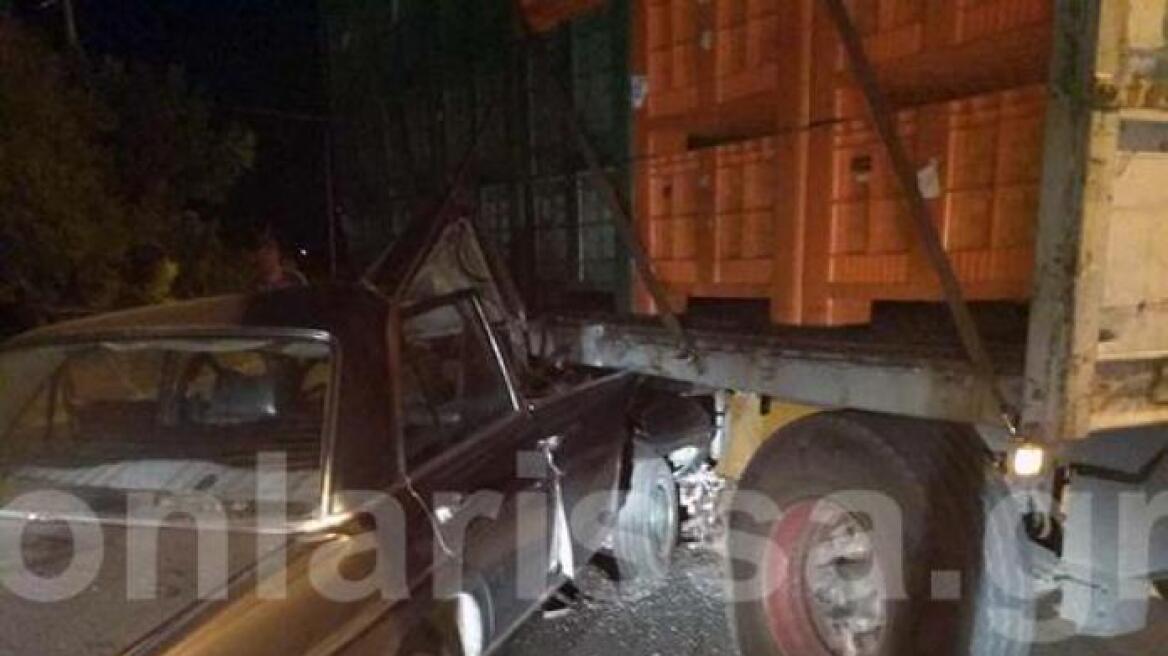 Λάρισα: Αυτοκίνητο σφηνώθηκε κάτω από καρότσα φορτηγού! - Δείτε φωτογραφίες