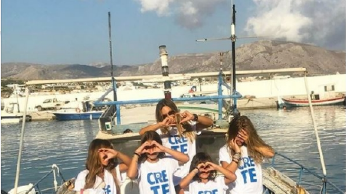 Ελένη Πετρουλάκη: Ποζάρει με τις κόρες της πάνω σε βάρκα στην Κρήτη