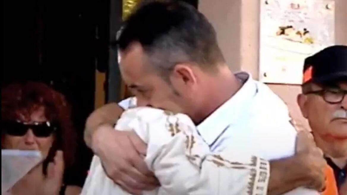 Βίντεο: Πατέρας που έχασε τον 3χρονο γιο του στην Βαρκελώνη αγκαλιάζει δημόσια ιμάμη
