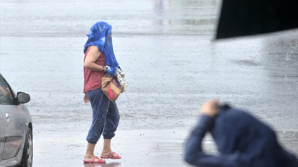 Επιδείνωση του καιρού με νεφώσεις, βροχές και καταιγίδες σε όλη τη χώρα