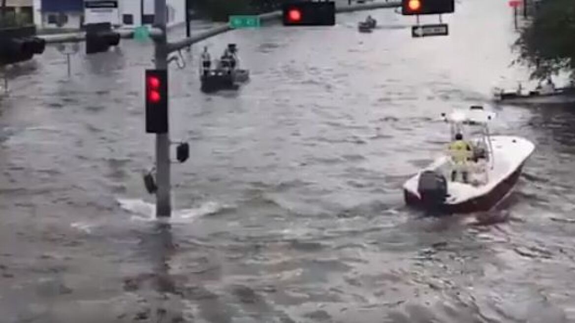 Τέξας: Έβγαλαν τις βάρκες τους για αντιμετωπίσουν τις πλημμύρες του τυφώνα «Χάρβεϊ»