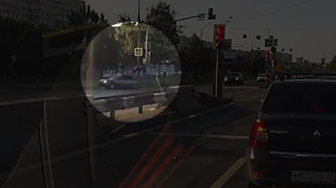 Σοκαριστικό βίντεο: Αυτοκίνητο πετάει στον αέρα μάνα και κόρη που περνούσαν το δρόμο
