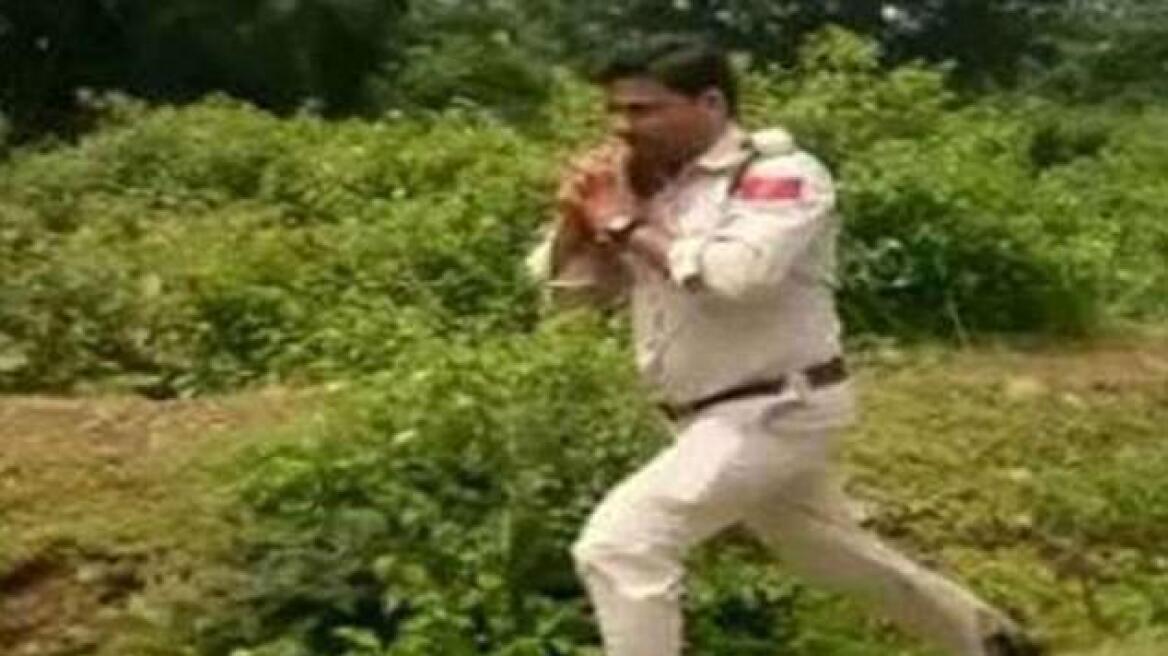 Ινδία: Ήρωας αστυνομικός απομάκρυνε μόνος του από σχολείο βόμβα δέκα κιλών!
