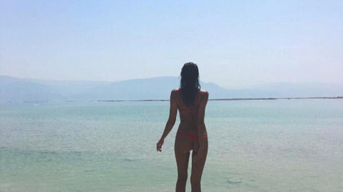 Η Ιρίνα Σάικ με καυτό κόκκινο μπικίνι στη Νεκρά Θάλασσα