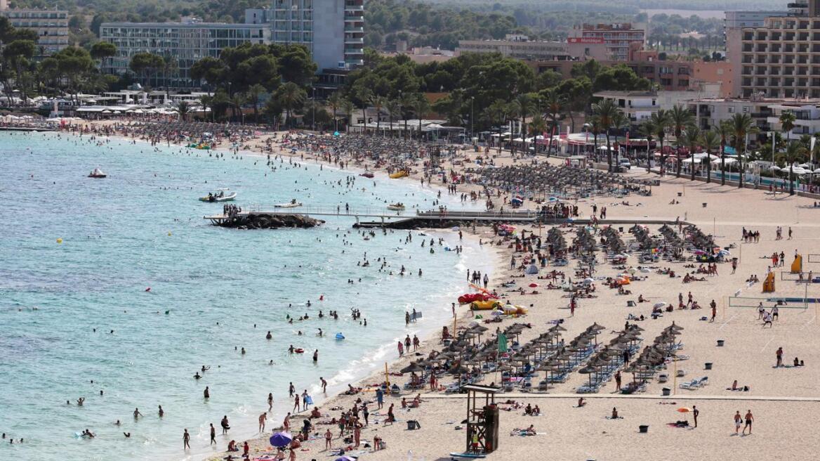 Μαγιόρκα: 19χρονη τουρίστρια κατήγγειλε ότι βιάστηκε από τρεις άντρες σε παραλία 