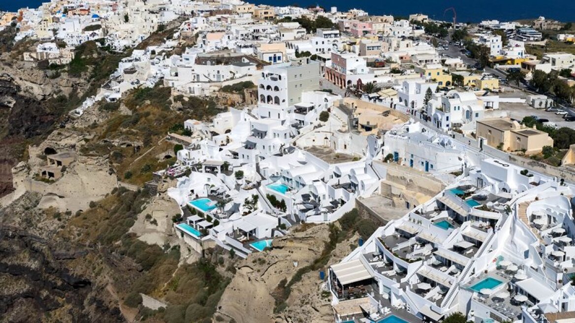Guardian: Santorini reaching saturation point with tourism, say locals