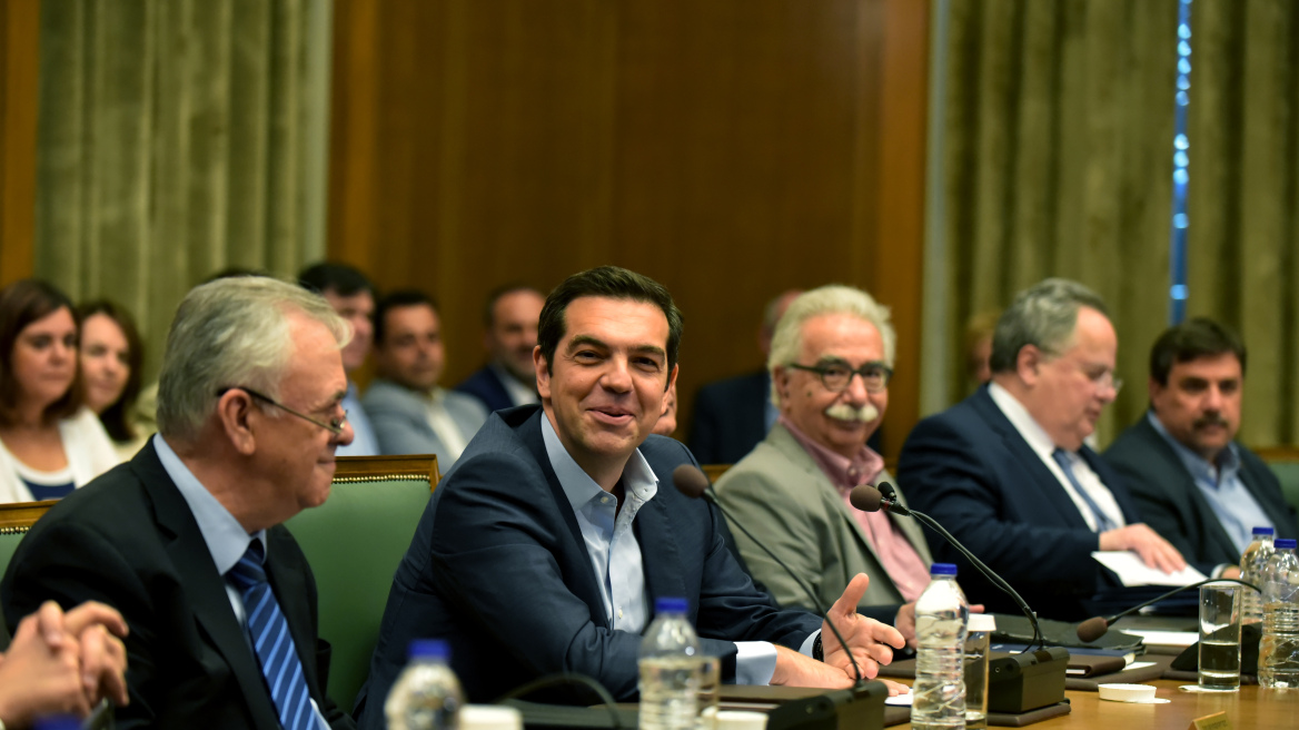 Financial Times: Ο ΣΥΡΙΖΑ αναβιώνει ριζοσπαστικές πολιτικές για να «μπετονάρει» την εκλογική του βάση
