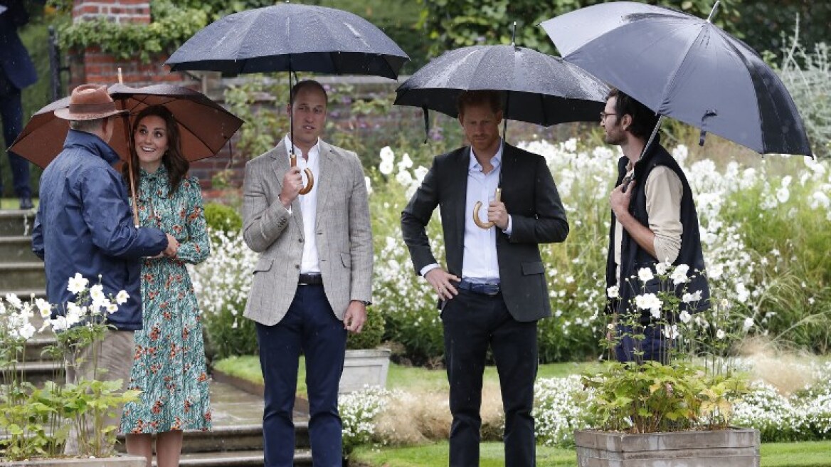 Βίντεο: Γουίλιαμ, Χάρι και Κέιτ στον κήπο που δημιουργήθηκε εις μνήμην της Νταϊάνα