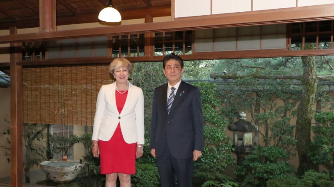 Ξυπόλητη η Τερέζα Μέι για να πιει τσάι με τον Ιάπωνα πρωθυπουργό