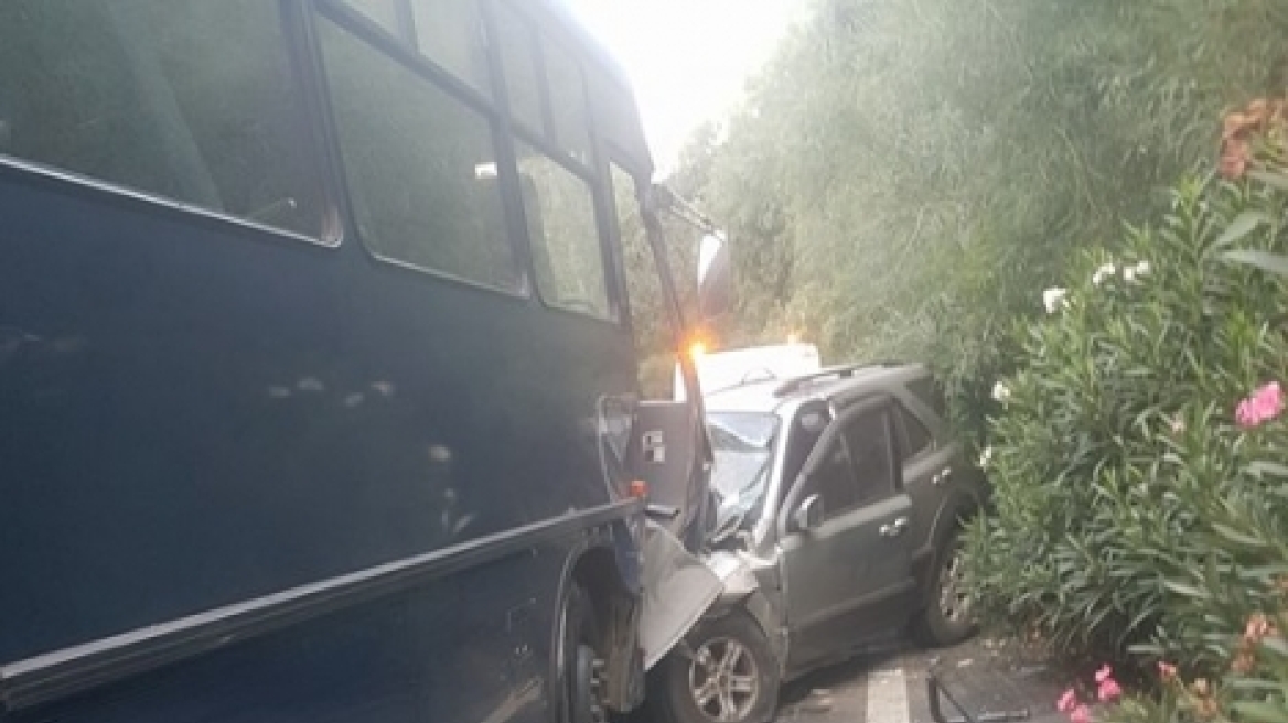 Νέο τροχαίο στην Κρήτη: Ι.Χ. συγκρούστηκε με στρατιωτικό λεωφορείο