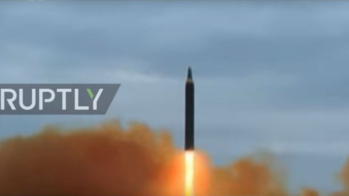 Βίντεο: Η στιγμή της εκτόξευσης του πυραύλου από τον Κιμ Γιονγκ Ουν