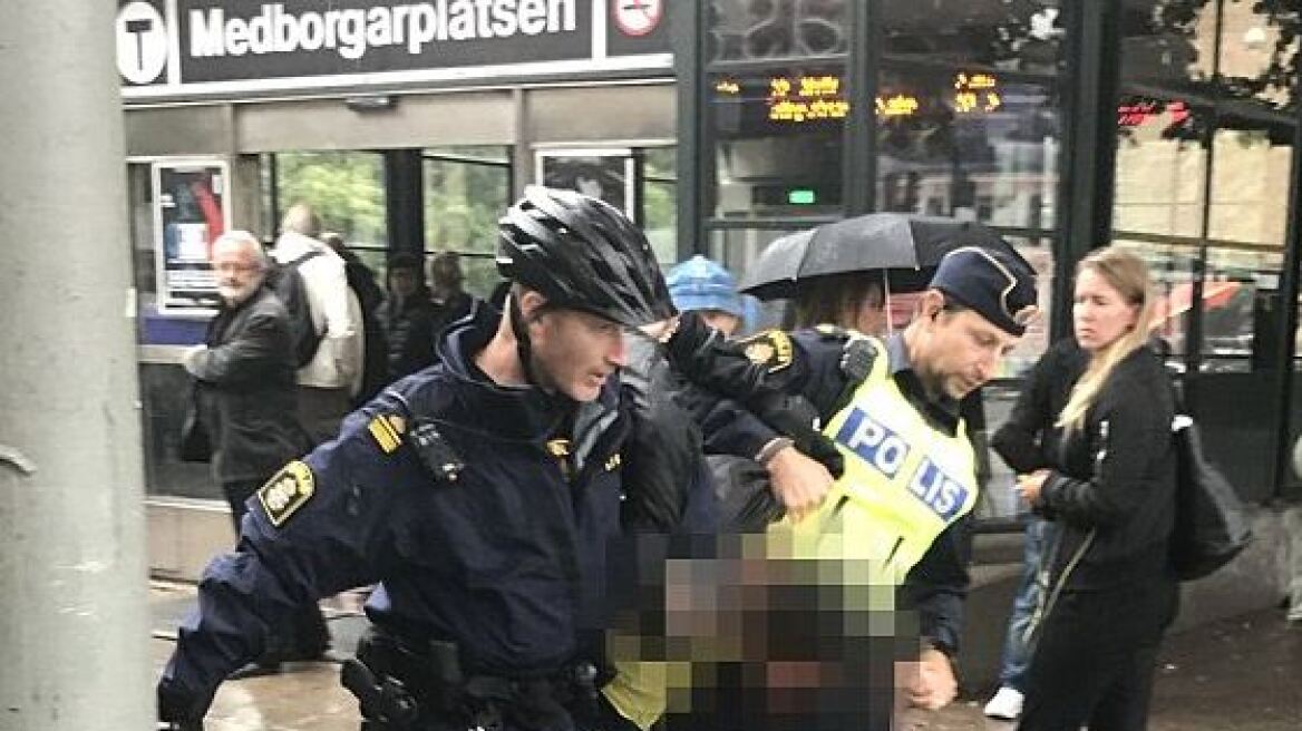 Στοκχόλμη: Μαχαίρωσαν αστυνομικό στο λαιμό σε κεντρική πλατεία της πόλης