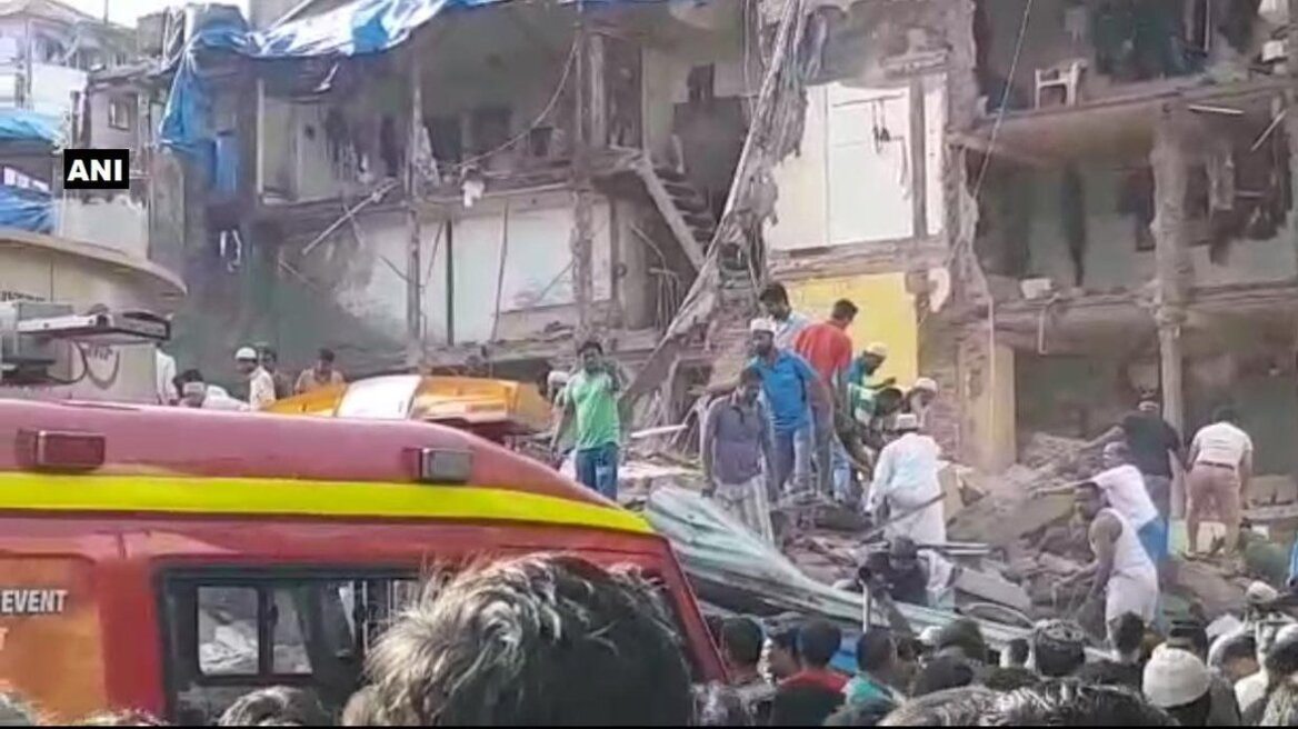 Κατάρρευση κτιρίου στο Μουμπάι: Φόβοι για 40 παγιδευμένους