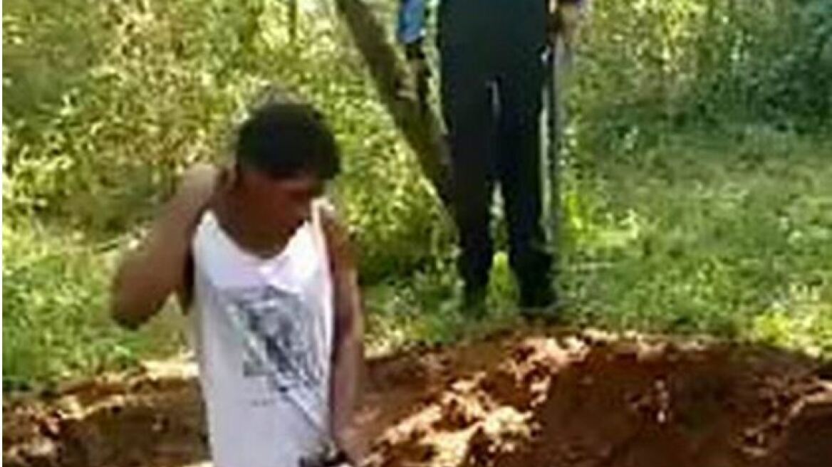 Βίντεο σοκ: Μέλη συμμορίας ανάγκασαν ξαδέρφια να σκάψουν τον τάφο τους πριν τα σκοτώσουν μαρτυρικά