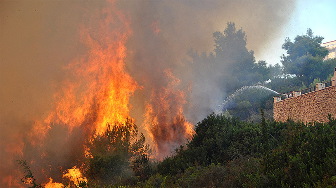 Για δεύτερη ημέρα καίγεται η Ζάκυνθος - Βαριά κρατική αμέλεια