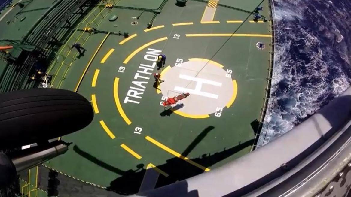 Βίντεο: Ελικόπτερο του Πολεμικού Ναυτικού παραλαμβάνει ασθενή από δεξαμενόπλοιο